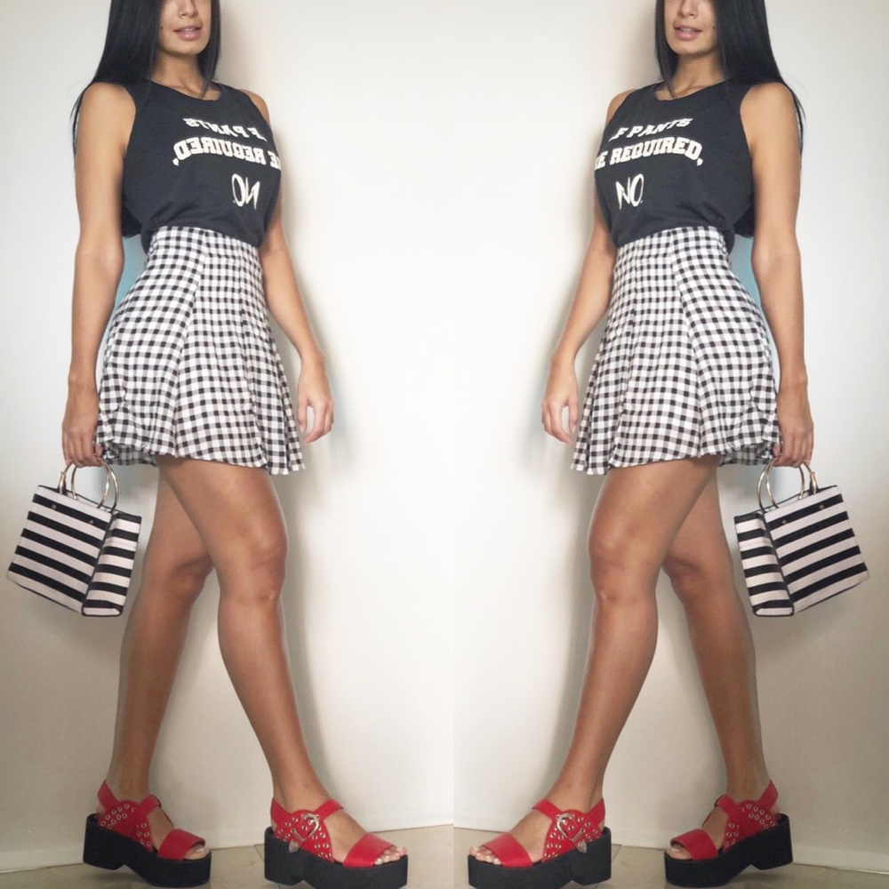 Falda a cuadros , blusa sisa